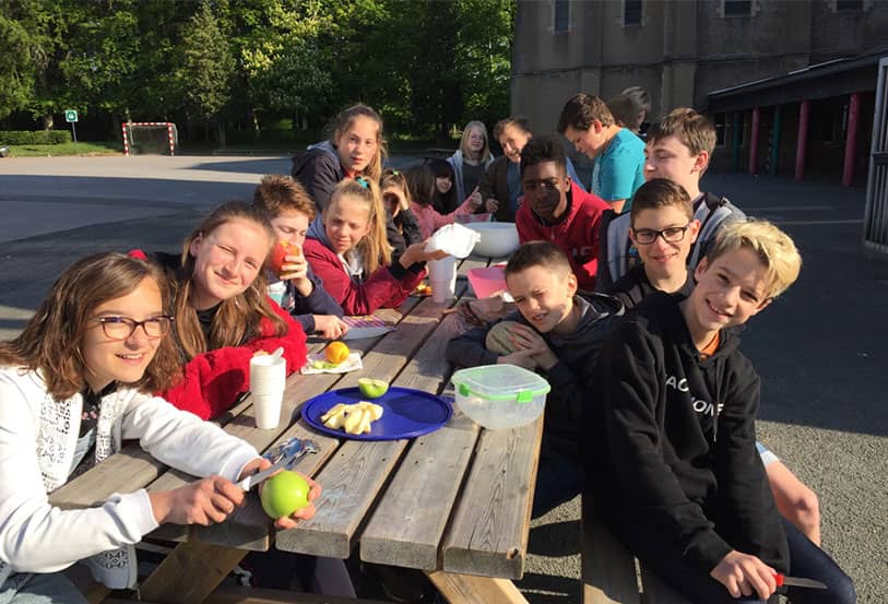 Photo d'élèves mangeant à l'extérieur